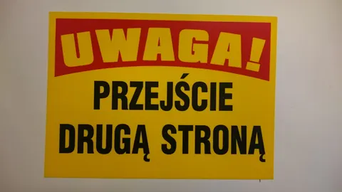Tablica ostrzegawcza PRZEJŚCIE DRUGĄ STRONĄ BTO-24