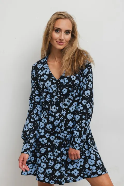 Sukienka w kwiaty CZARNO-NIEBIESKA z wiskozy -50%