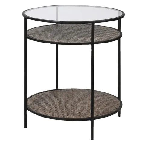 Okrągły stolik boczny Lyall Wicker 63 cm szkło i półka z wikliny