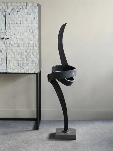 Czarna rzeźba podłogowa Eccleston 128 cm z aluminium