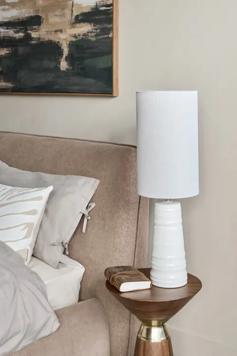 Biała lampa stołowa Bremner White 75,5 cm ceramiczna podstawa jasny abażur