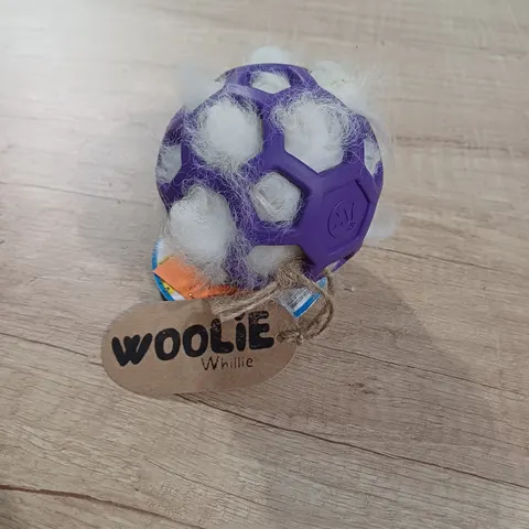 WOOLIE WHILLIE Piłka z Futrem Owczym - Mała