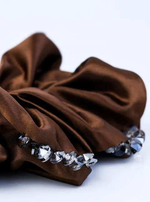 Gumka do włosów typu scrunchie - brązowa z kryształkami, O614307P00