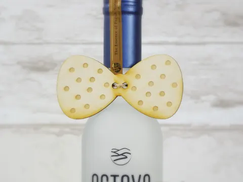 Drewniana zawieszka na alkohol