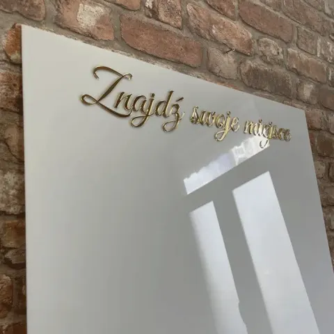 Tablica znajdź swoje miejsce z pleksi.