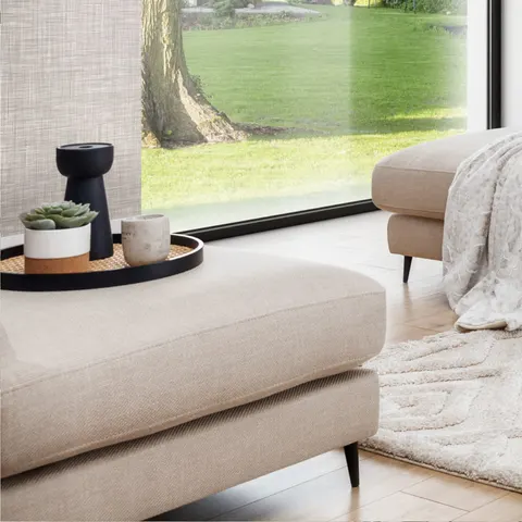 Puf Hygge Sofa COCO (80x80 cm) na wysokich czarnych nogach