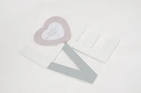 Dekoracyjny napis "Love" z ramką na zdjęcie