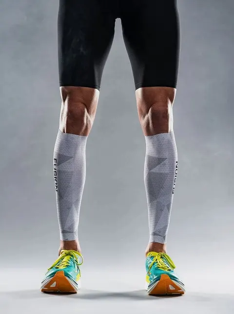 Fusion Opaski aerodynamiczne na łydki TEMPO! Calf Sleeves white/grey