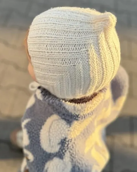 NATUREL.MINI - Czapka dziecięca Pixy z wiązaniem Merino