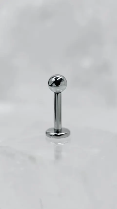 Labret tytanowy z gwintem wewnętrznym