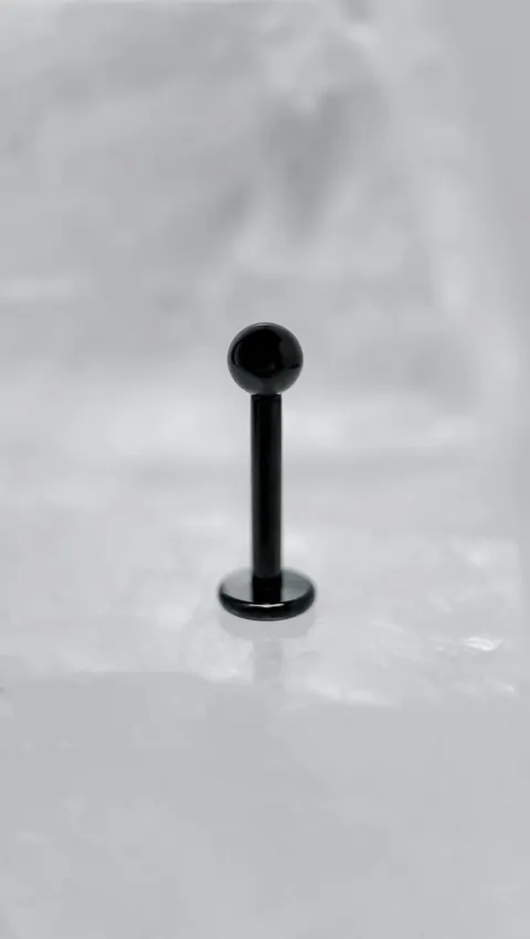 Labret tytanowy 'black' z gwintem wewnętrznym