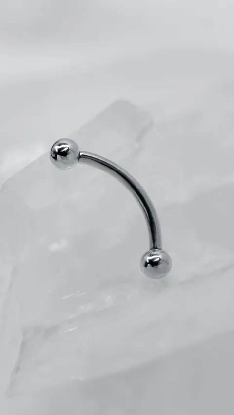 Banan tytanowy do piercingu brwi – gwint wewnętrzny