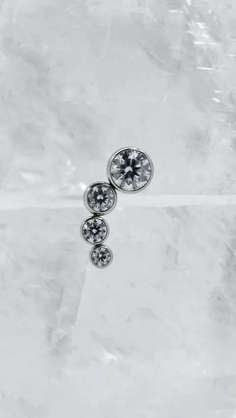 Labret tytanowy 'cluster tear'
