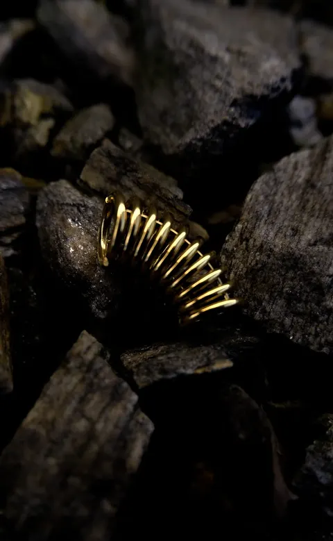 Clip-on ringed cuff gold