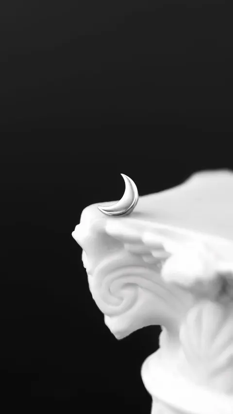 Labret tytanowy 'moon'