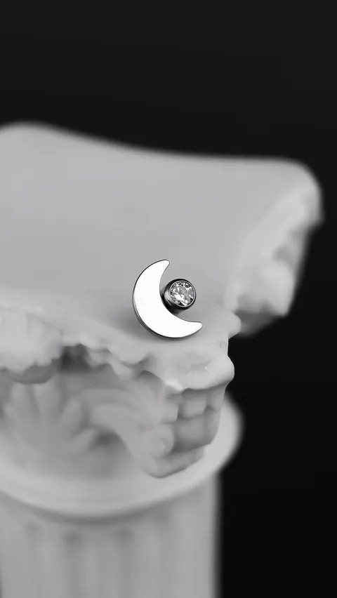 Labret tytanowy 'crystal moon'