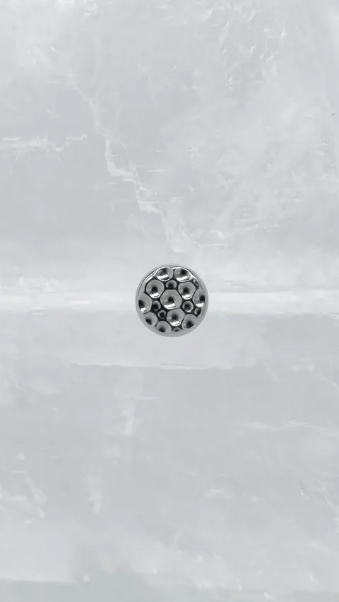 Labret tytanowy 'crumpled disc'