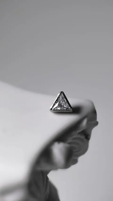 Labret tytanowy 'crystal triangular'