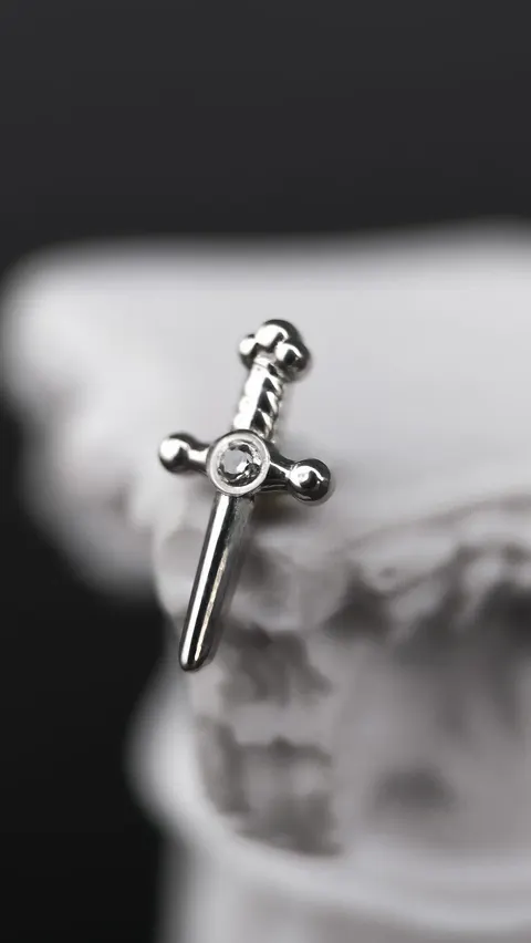 Labret tytanowy 'dagger crystal'