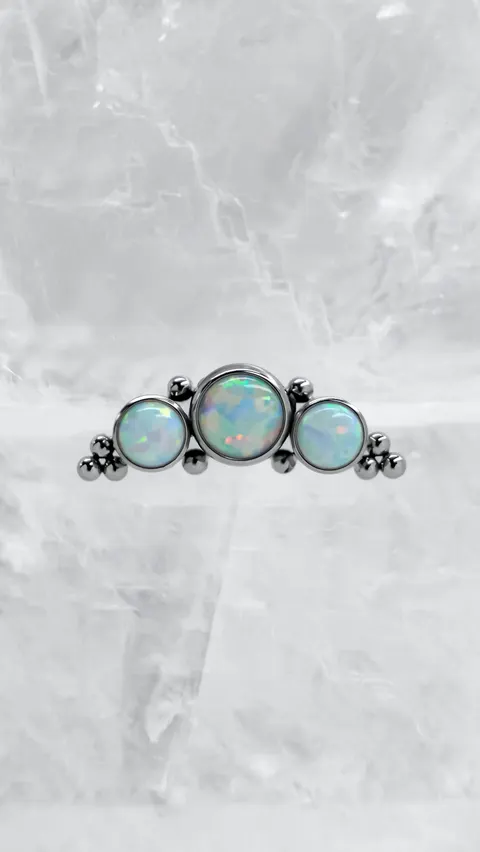 Labret tytanowy 'cluster 3 stones white opal'