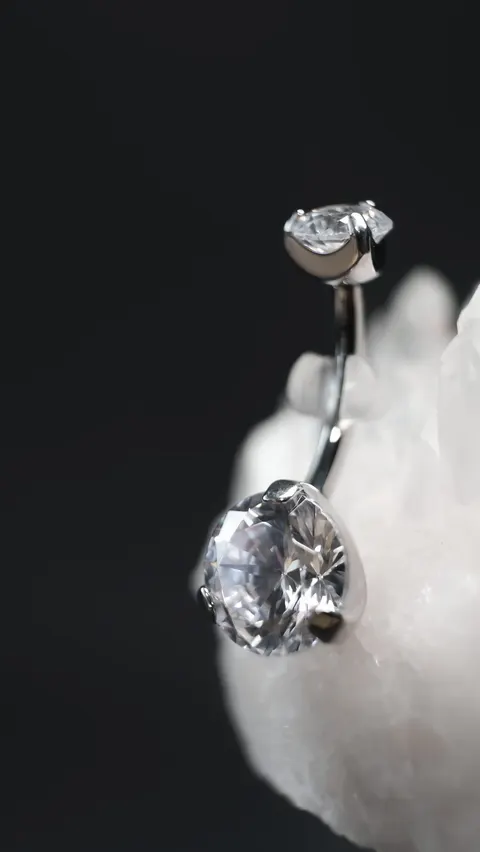 Tytanowy kolczyk do pępka 'navel crystal'