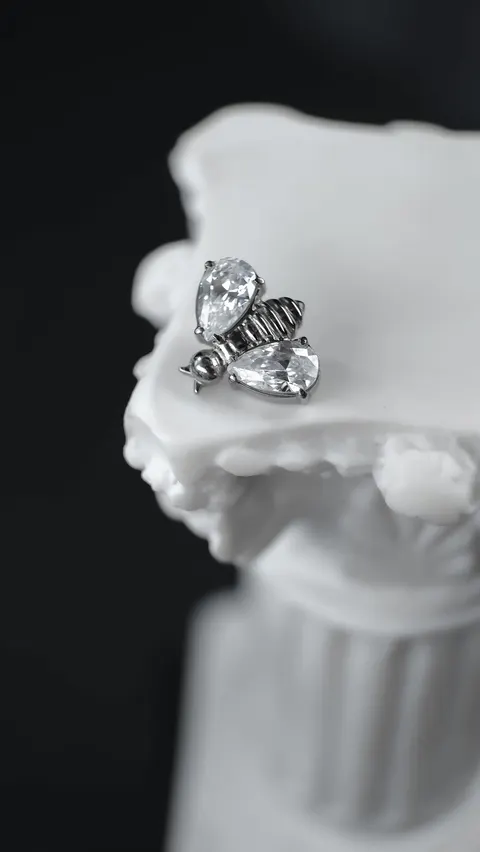 Labret tytanowy 'crystal bee'