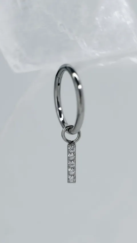 Tytanowe kółko z zawieszką 'crystal stick'