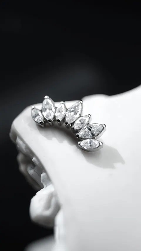 Labret tytanowy 'cluster 7 marquess'