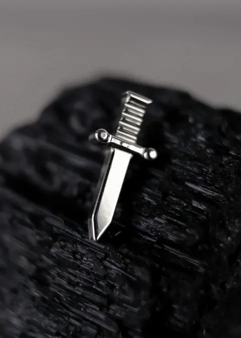 Labret tytanowy 'dagger simple'
