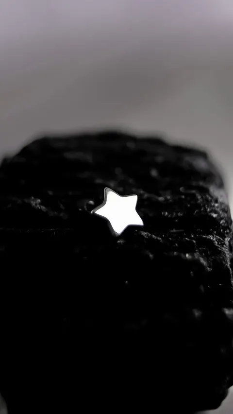 Labret tytanowy 'star'