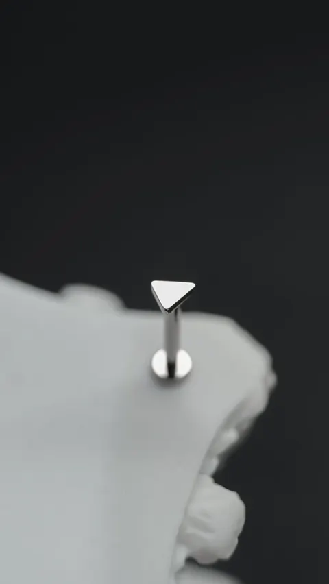 Labret tytanowy 'triangular'