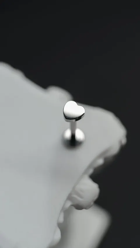 Labret tytanowy 'heart'