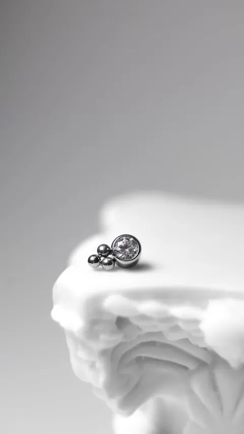 Labret tytanowy 'cluster 1 stone'