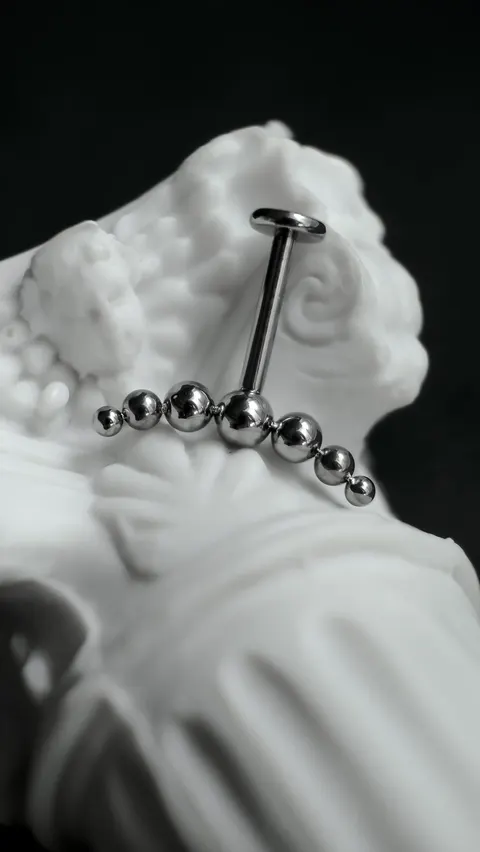Labret tytanowy 'vertical cluster asia'