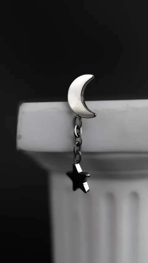 Labret tytanowy 'moon star'