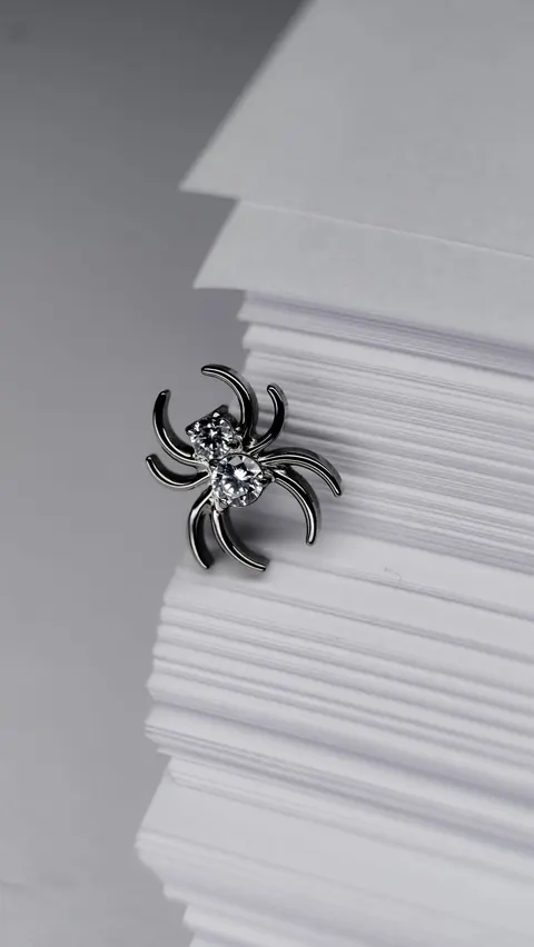 Labret tytanowy 'crystal spider'