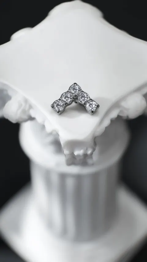Labret tytanowy 'crystal arrow'