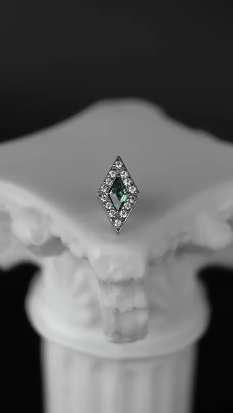 Labret tytanowy 'crystal lozenge green'