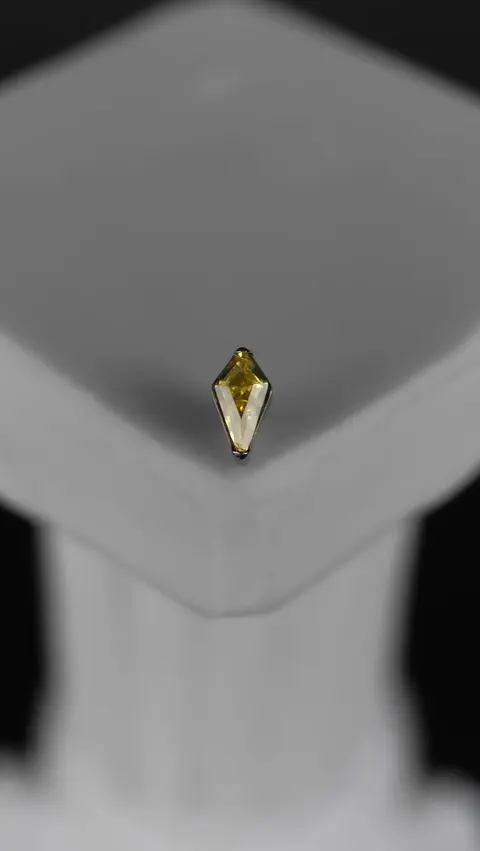Labret tytanowy 'lozenge mini yellow'