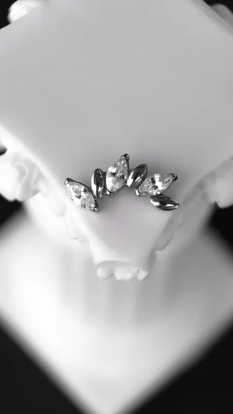Labret tytanowy 'crystal iris'