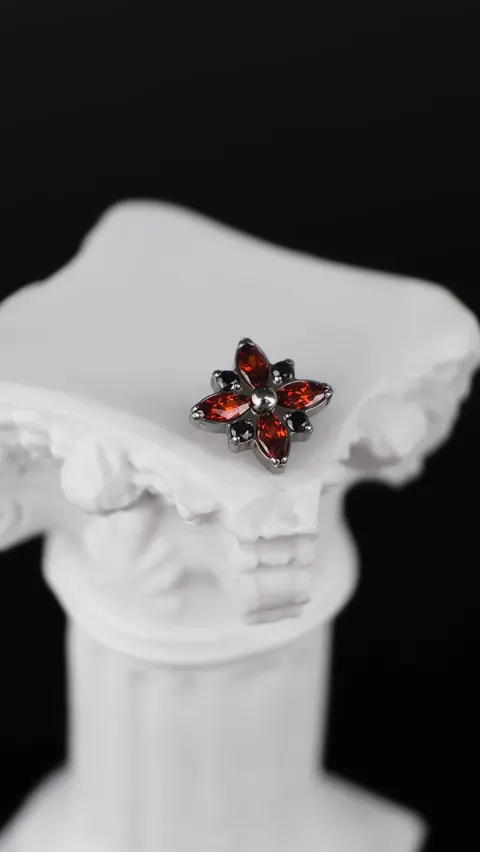Labret tytanowy 'ruby flower'