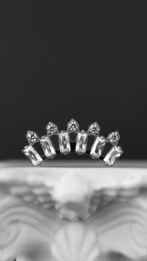 Labret tytanowy 'cluster royal'