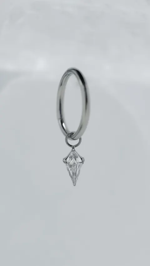 Tytanowe kółko z zawieszką 'crystal lozenge mini'