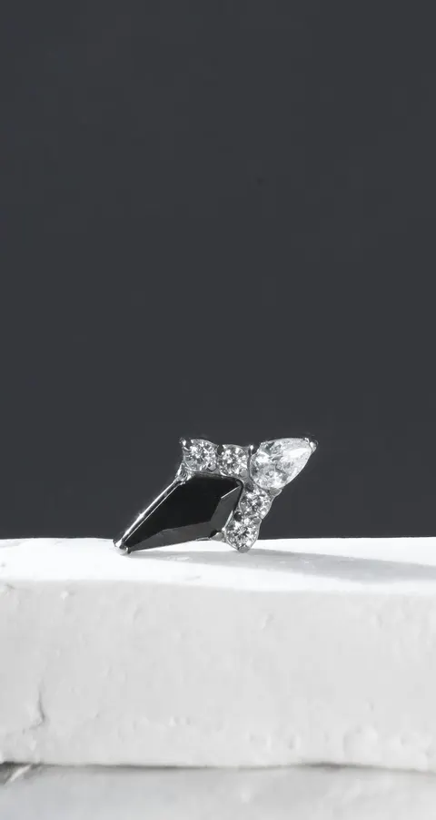Labret tytanowy 'cluster iren black'