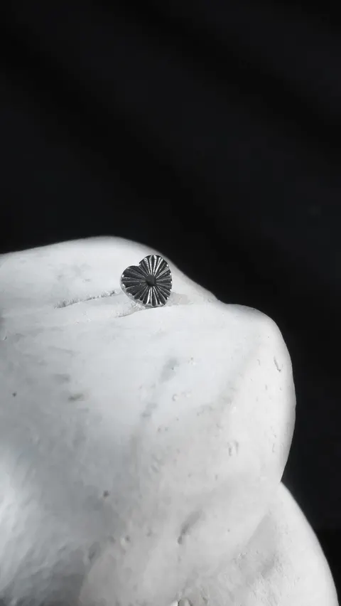 Labret tytanowy 'crumpled heart'