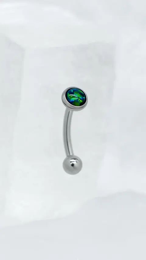 Banan tytanowy do piercingu rook – zielony opal