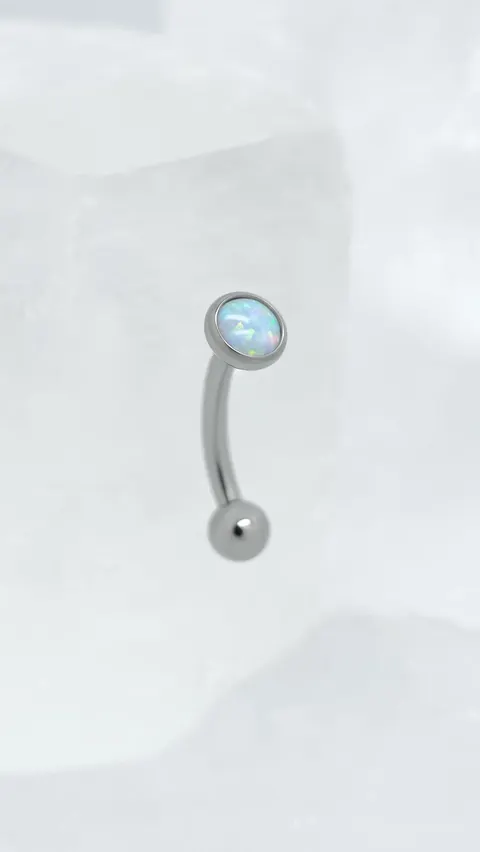 Banan tytanowy do piercingu rook – biały opal