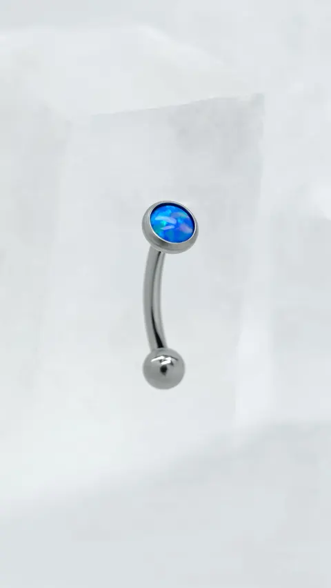 Banan tytanowy do piercingu rook – niebieski opal