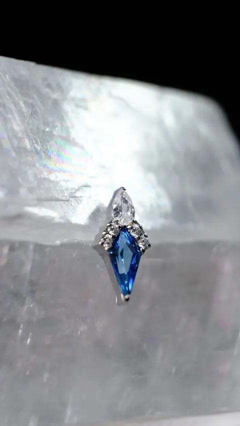 Labret tytanowy 'cluster iren mini blue'