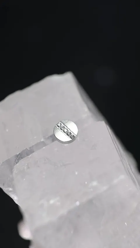 Labret tytanowy 'crystal screw'